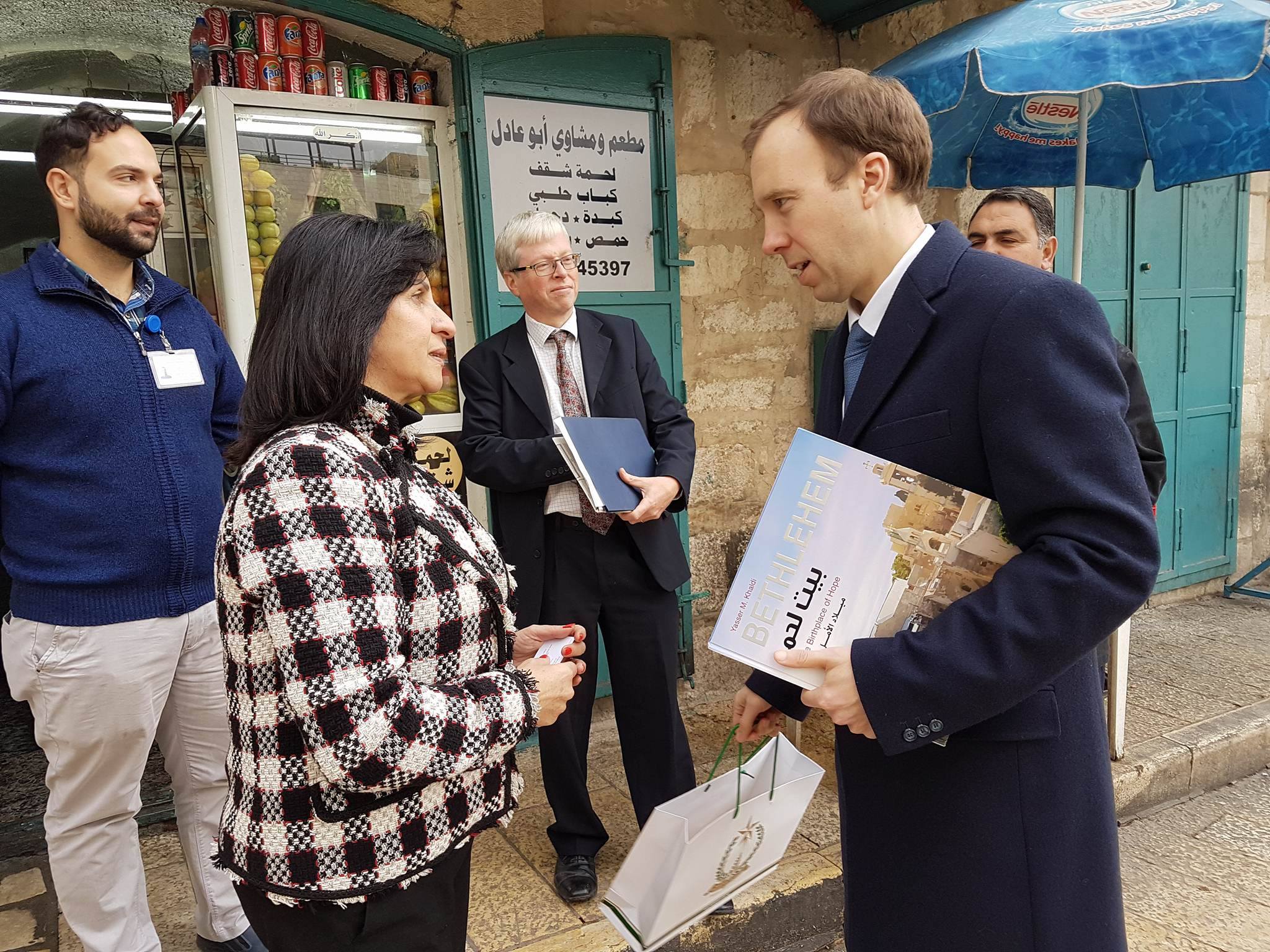 رئيسة بلدية بيت لحم تستقبل الوزير البريطاني هانكوك وتعرض له واقع بيت لحم وتصاحبه في جولته إلى كنيسة المهد