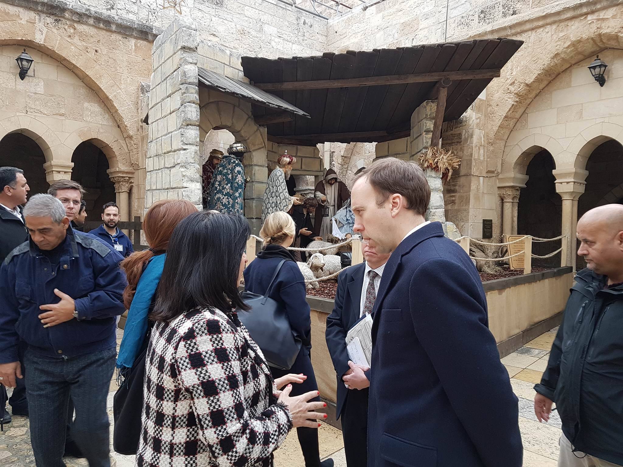 رئيسة بلدية بيت لحم تستقبل الوزير البريطاني هانكوك وتعرض له واقع بيت لحم وتصاحبه في جولته إلى كنيسة المهد