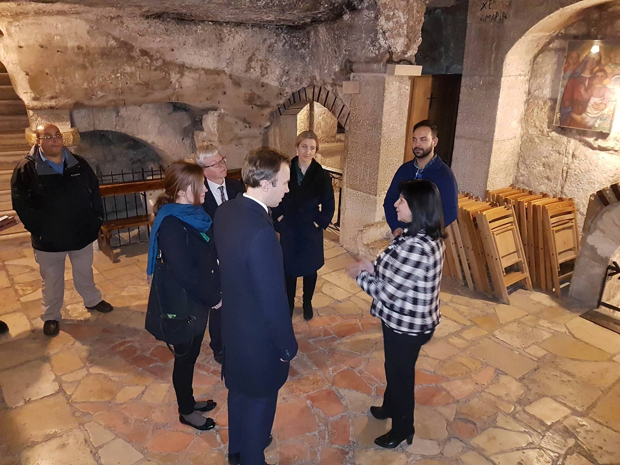 رئيسة بلدية بيت لحم تستقبل الوزير البريطاني هانكوك وتعرض له واقع بيت لحم وتصاحبه في جولته إلى كنيسة المهد