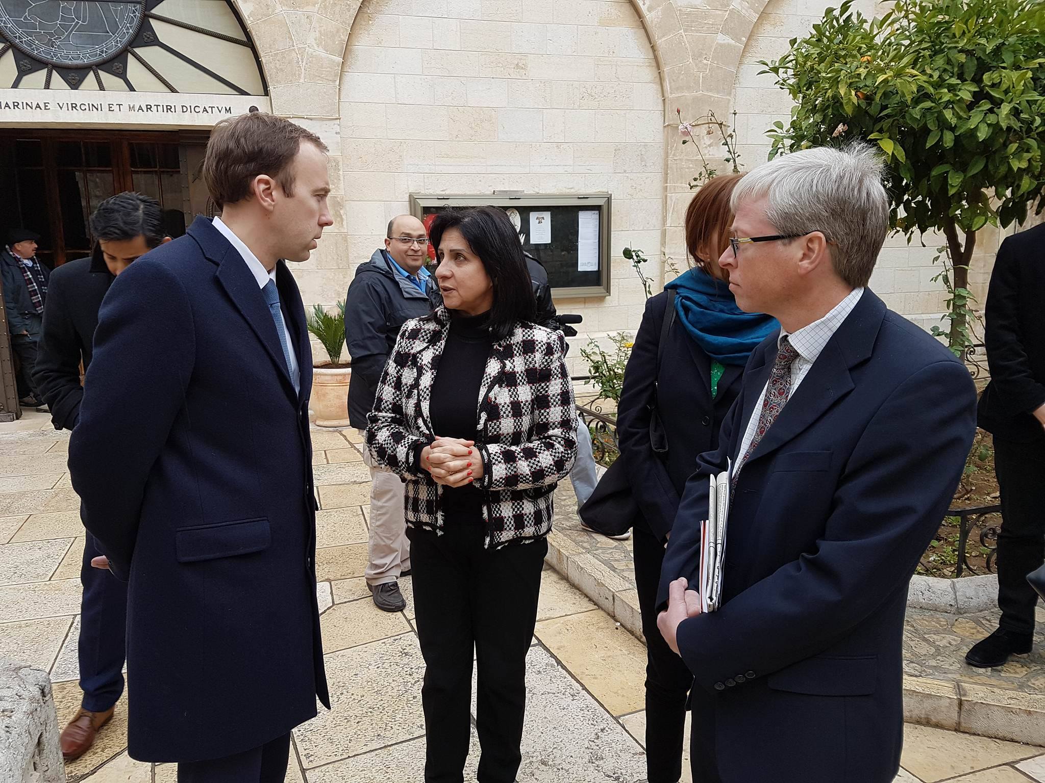 رئيسة بلدية بيت لحم تستقبل الوزير البريطاني هانكوك وتعرض له واقع بيت لحم وتصاحبه في جولته إلى كنيسة المهد