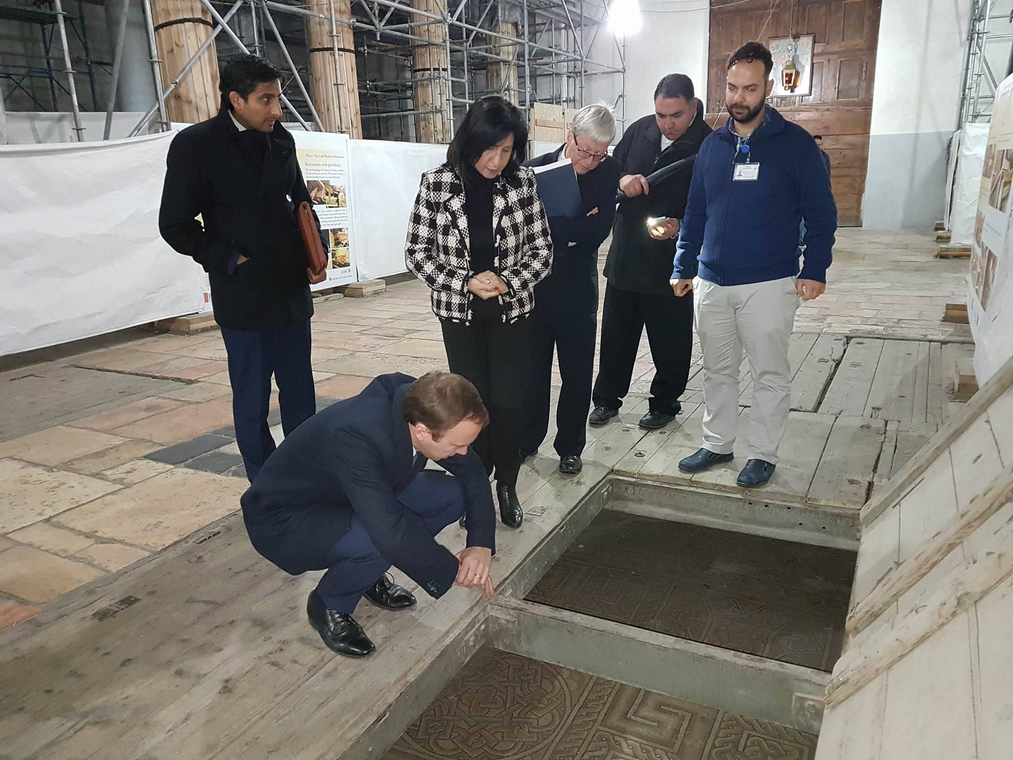 رئيسة بلدية بيت لحم تستقبل الوزير البريطاني هانكوك وتعرض له واقع بيت لحم وتصاحبه في جولته إلى كنيسة المهد