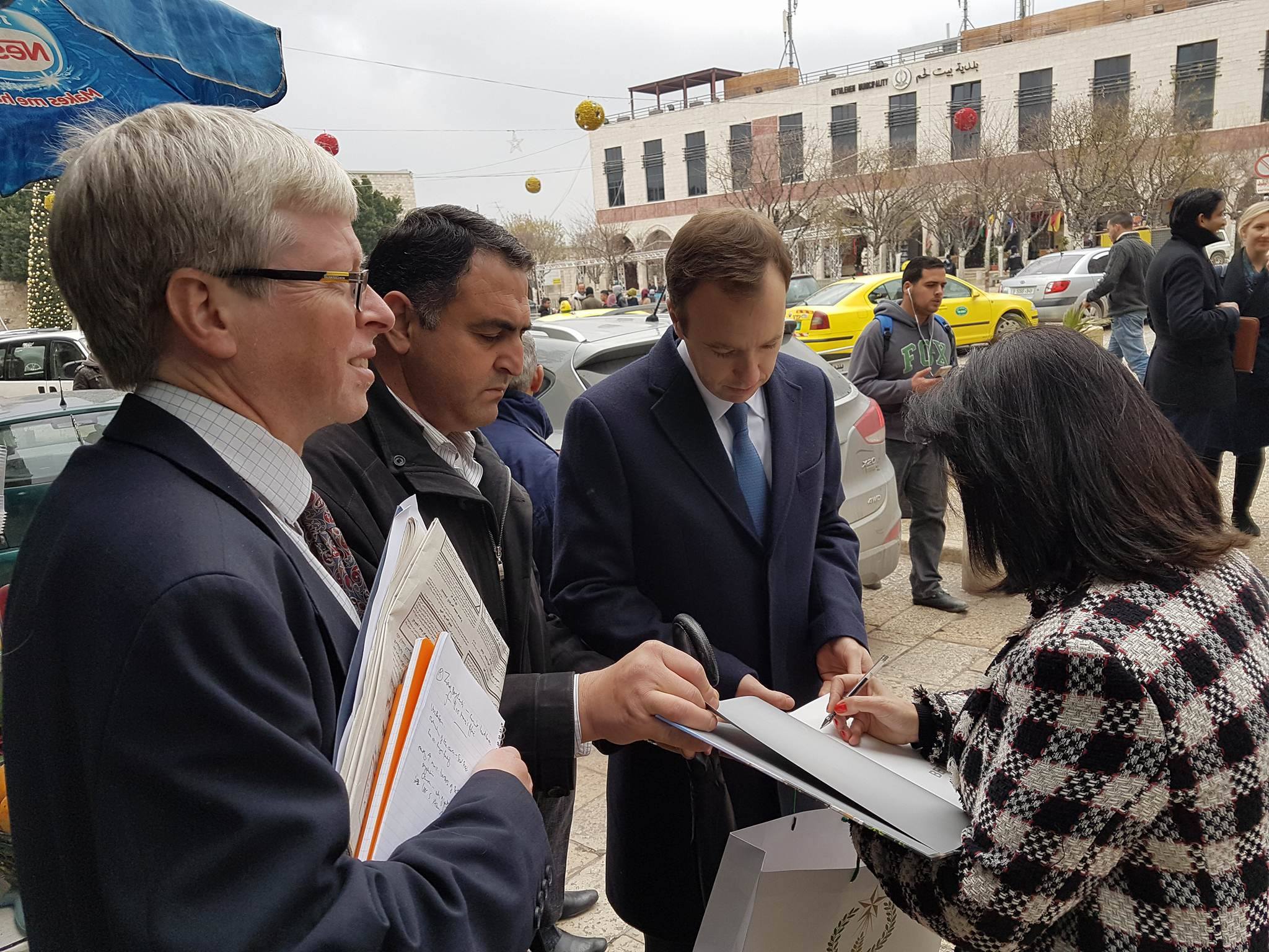 رئيسة بلدية بيت لحم تستقبل الوزير البريطاني هانكوك وتعرض له واقع بيت لحم وتصاحبه في جولته إلى كنيسة المهد