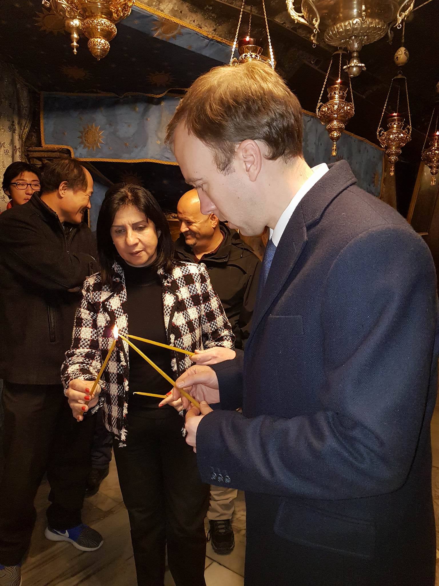 رئيسة بلدية بيت لحم تستقبل الوزير البريطاني هانكوك وتعرض له واقع بيت لحم وتصاحبه في جولته إلى كنيسة المهد