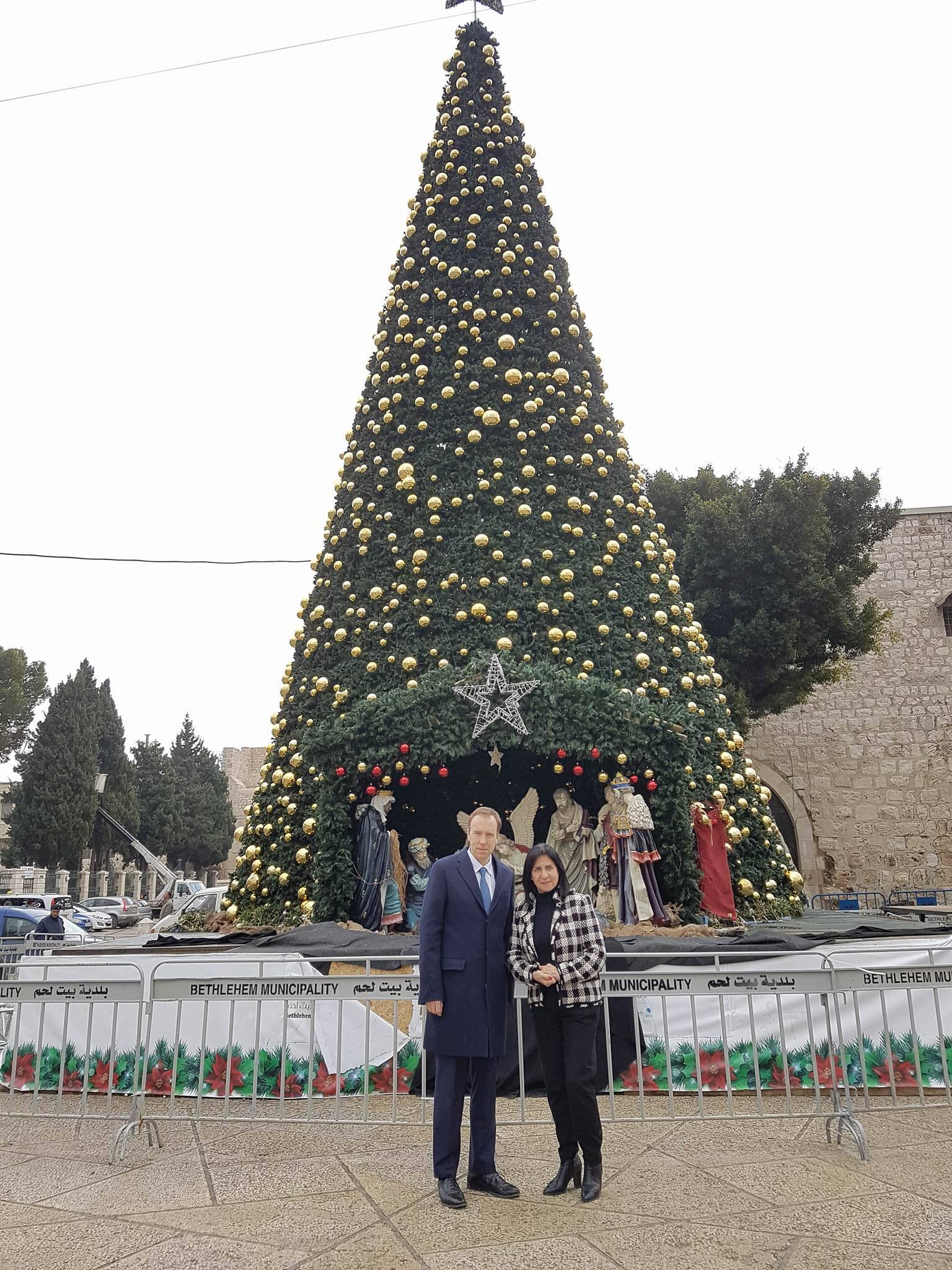 رئيسة بلدية بيت لحم تستقبل الوزير البريطاني هانكوك وتعرض له واقع بيت لحم وتصاحبه في جولته إلى كنيسة المهد
