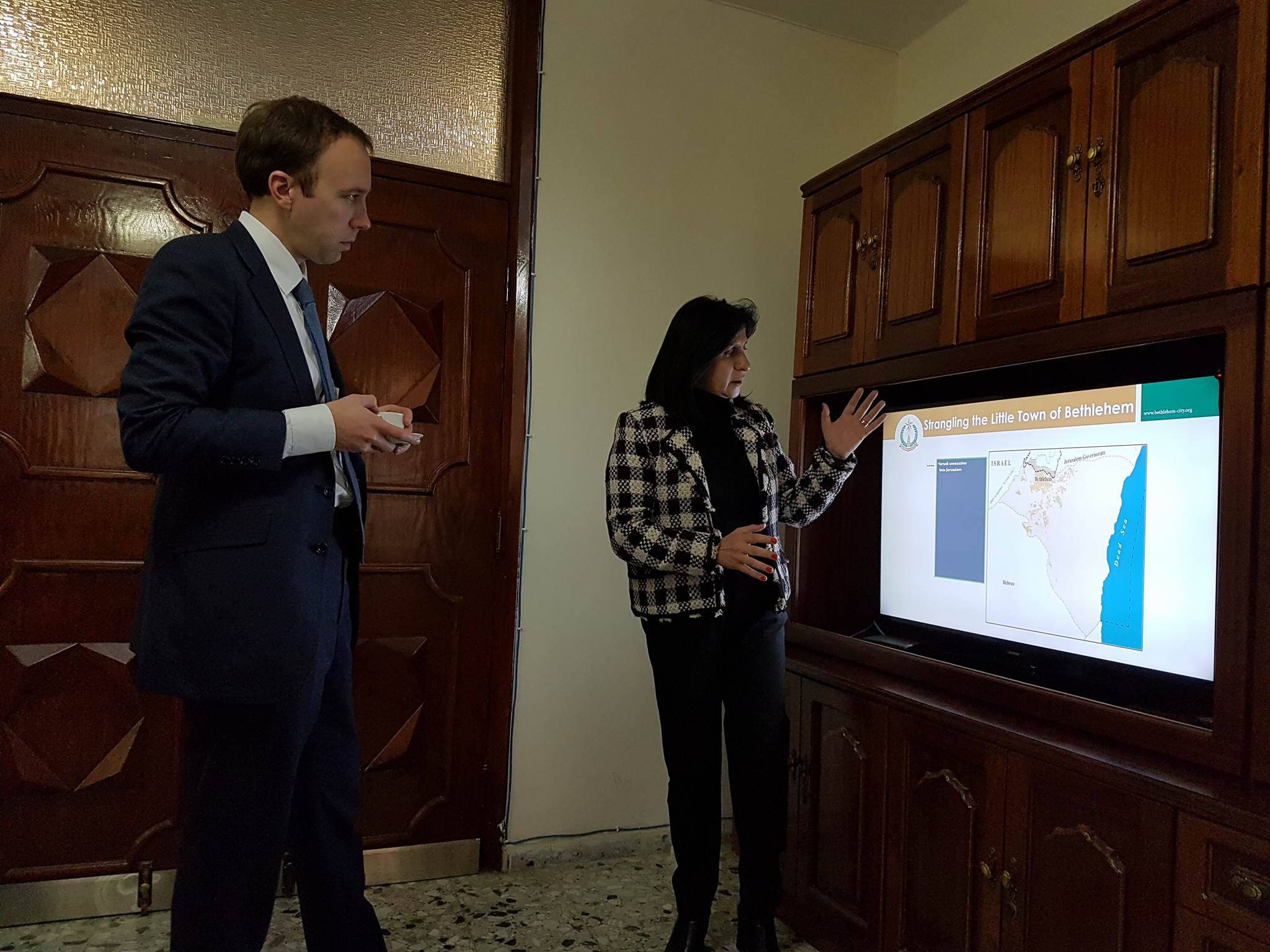 رئيسة بلدية بيت لحم تستقبل الوزير البريطاني هانكوك وتعرض له واقع بيت لحم وتصاحبه في جولته إلى كنيسة المهد