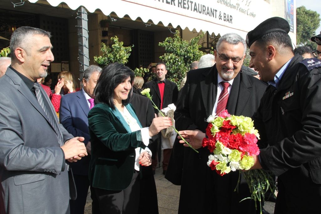 رئيسة بلدية بيت لحم تشارك في إستقبال غبطة المدبر الرسولي في مدينة بيت لحم 
