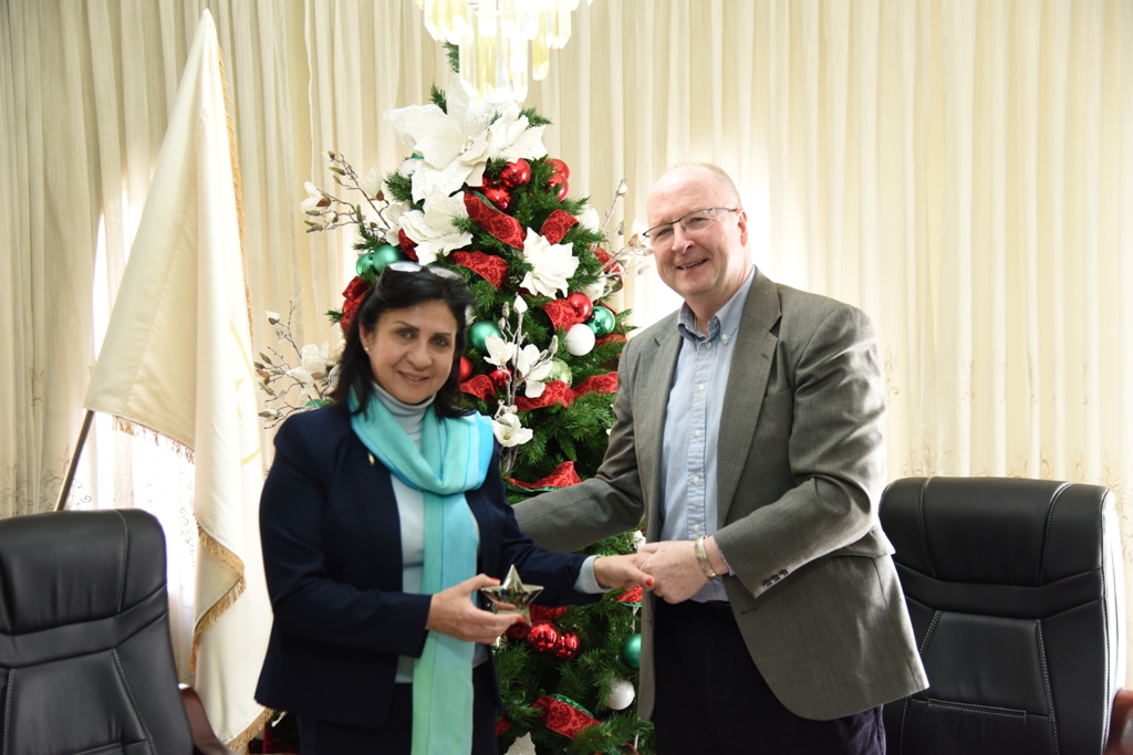 رئيسة بلدية بيت لحم تستقبل وفدا من كلية مانهاتن وتطلعهم على واقع بيت لحم 