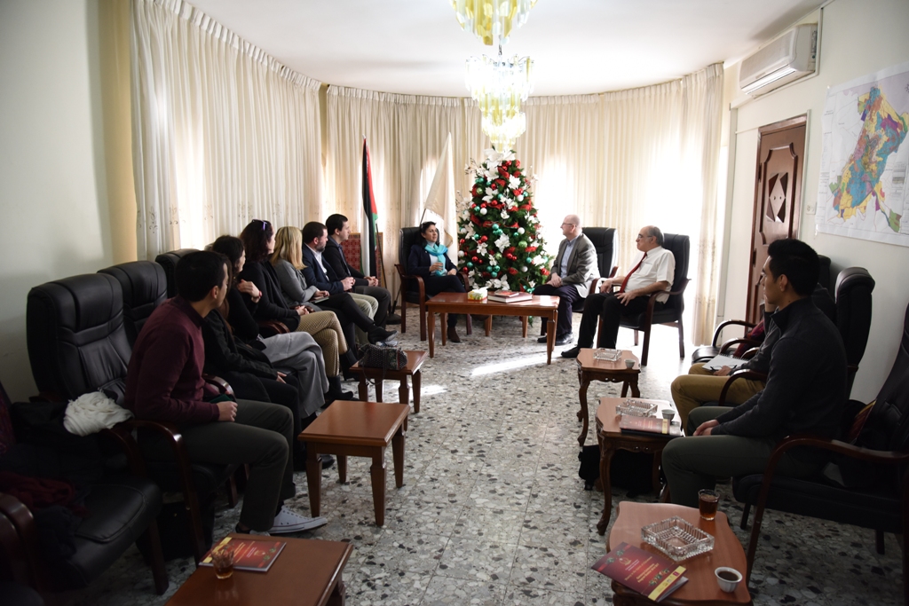 رئيسة بلدية بيت لحم تستقبل وفدا من كلية مانهاتن وتطلعهم على واقع بيت لحم 