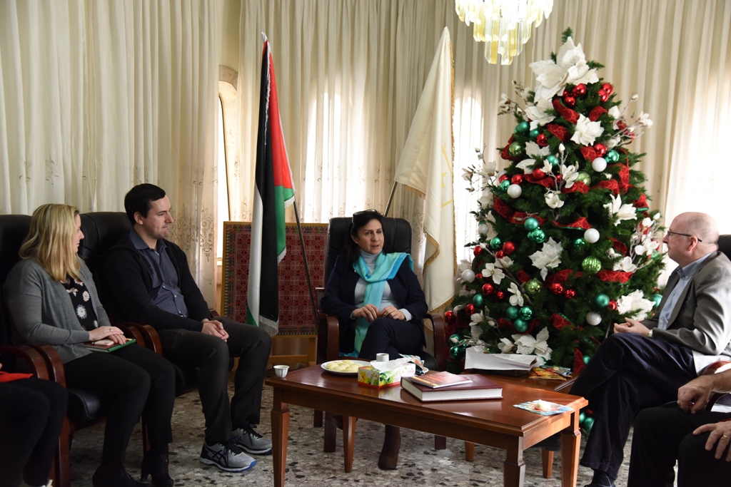 رئيسة بلدية بيت لحم تستقبل وفدا من كلية مانهاتن وتطلعهم على واقع بيت لحم 