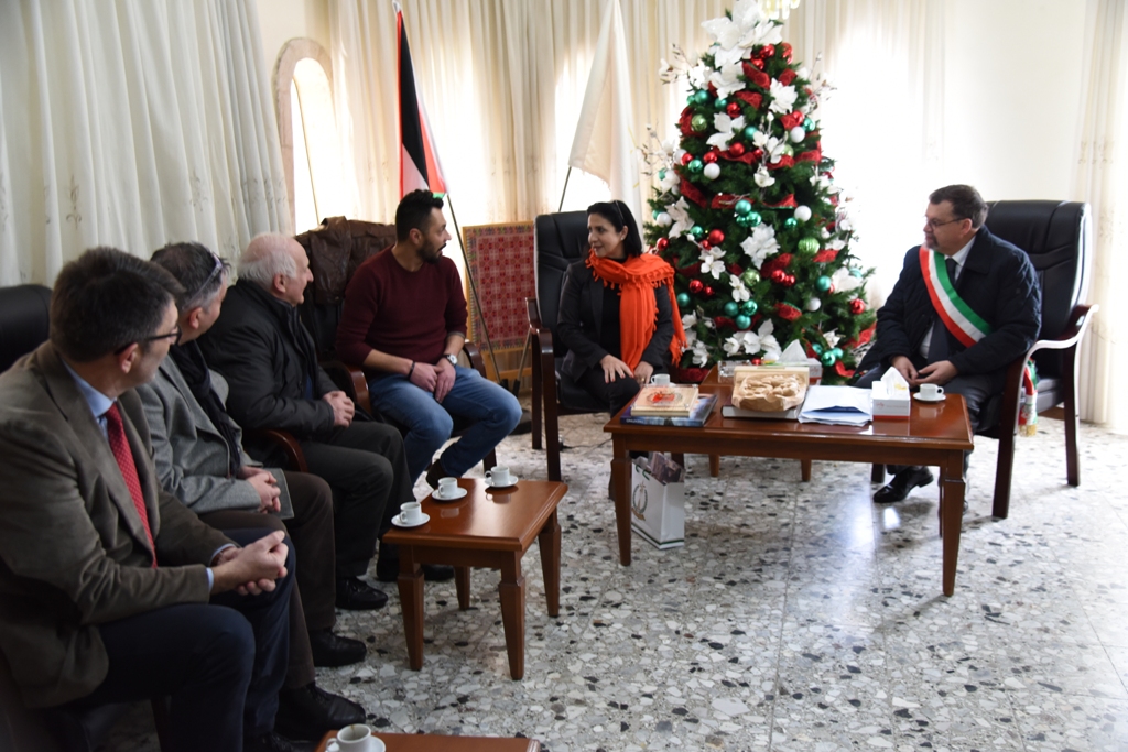 رئيسة بلدية بيت لحم تستقبل وفدا من إقليم ترينتو الإيطالي