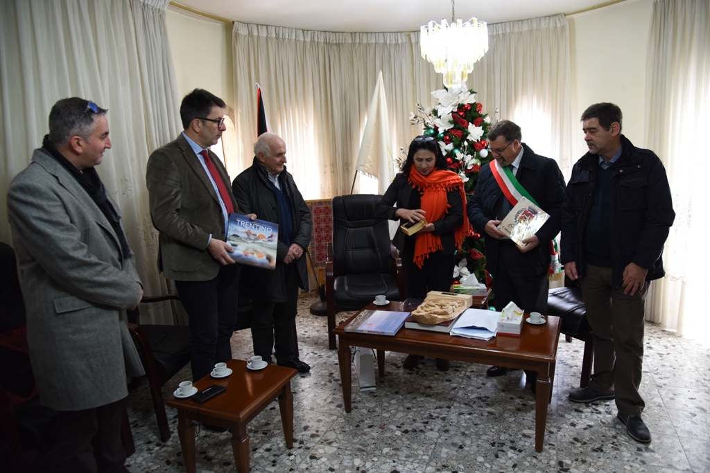 رئيسة بلدية بيت لحم تستقبل وفدا من إقليم ترينتو الإيطالي