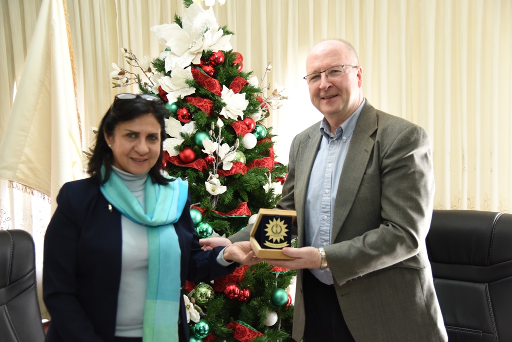 رئيسة بلدية بيت لحم تستقبل وفدا من كلية مانهاتن وتطلعهم على واقع بيت لحم 