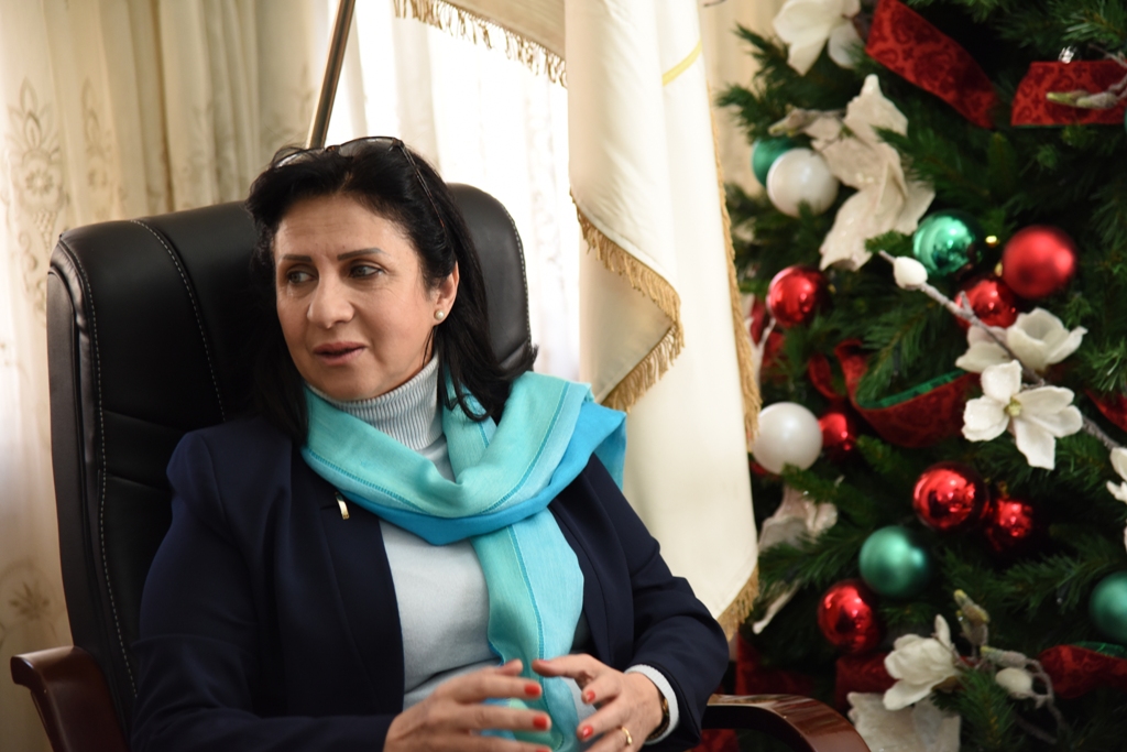 رئيسة بلدية بيت لحم تستقبل وفدا من كلية مانهاتن وتطلعهم على واقع بيت لحم 