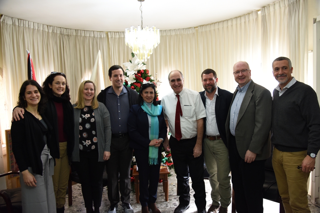 رئيسة بلدية بيت لحم تستقبل وفدا من كلية مانهاتن وتطلعهم على واقع بيت لحم 