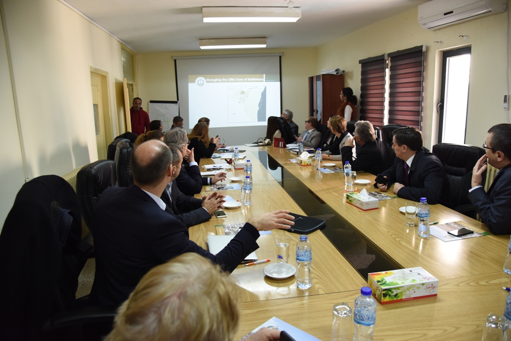 رئيسة بلدية بيت لحم تستقبل وفداً من لجنة العلاقات الخارجية في البرلمان الأوروبي  وتستعرض تحديات مدينة بيت لحم