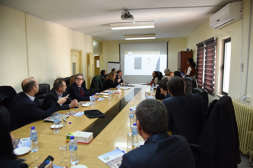 رئيسة بلدية بيت لحم تستقبل وفداً من لجنة العلاقات الخارجية في البرلمان الأوروبي  وتستعرض تحديات مدينة بيت لحم