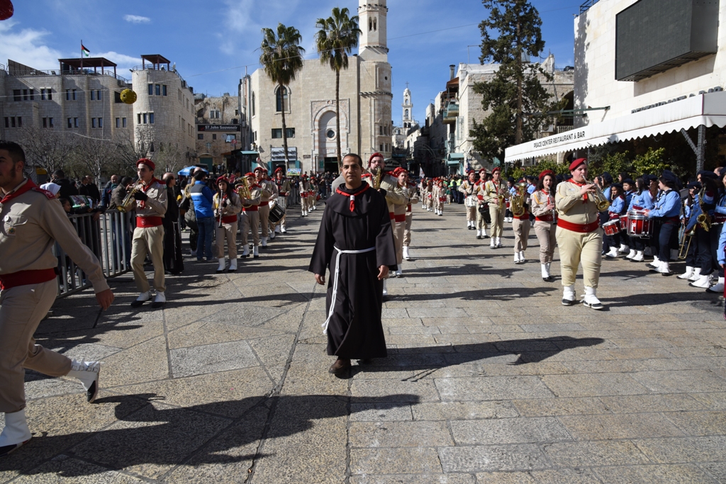 رئيسة وأعضاء مجلس بلدية بيت لحم يشاركون في إستقبال حارس الأراضي المقدسة بمناسبة عيد الغطاس