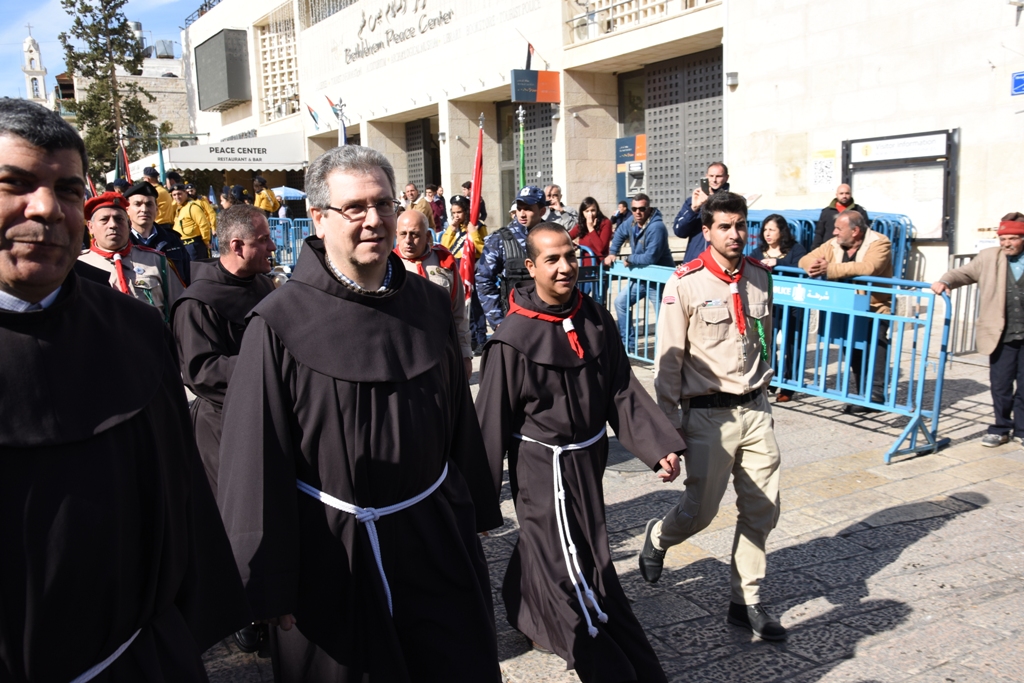 رئيسة وأعضاء مجلس بلدية بيت لحم يشاركون في إستقبال حارس الأراضي المقدسة بمناسبة عيد الغطاس