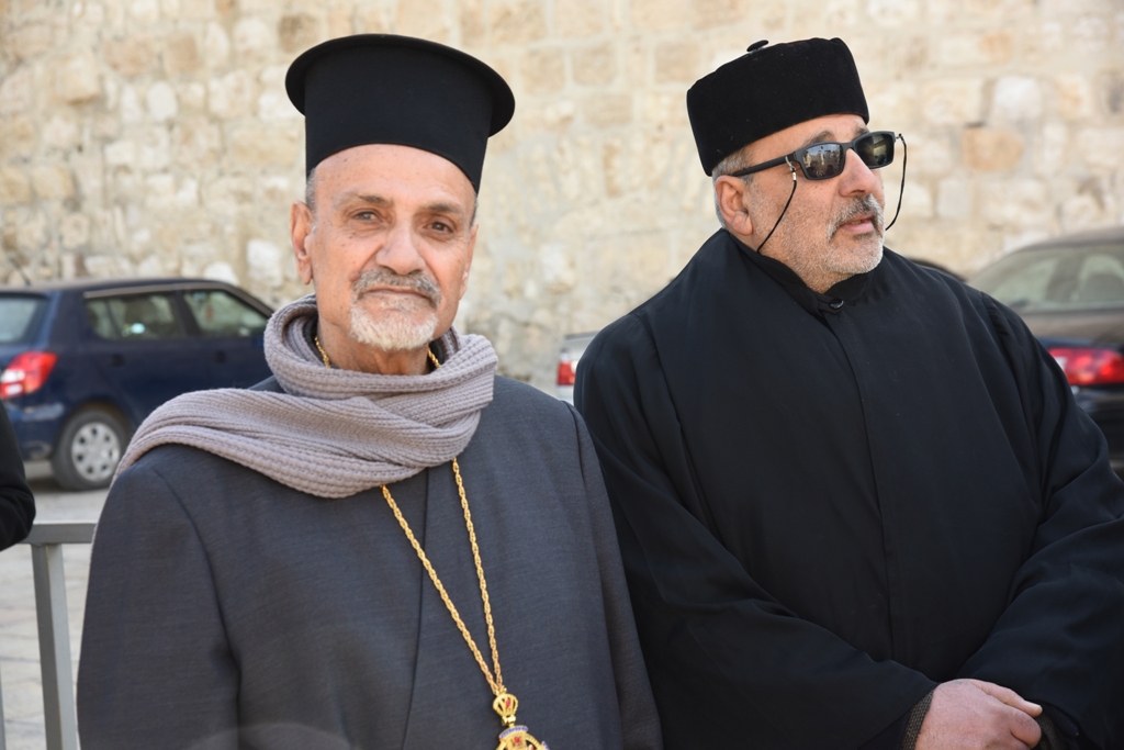 رئيسة وأعضاء مجلس بلدية بيت لحم يشاركون في إستقبال حارس الأراضي المقدسة بمناسبة عيد الغطاس