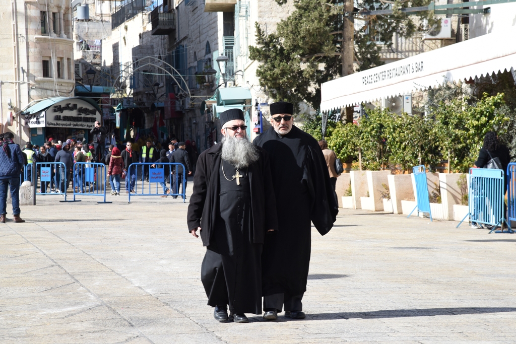 رئيسة وأعضاء مجلس بلدية بيت لحم يشاركون في إستقبال حارس الأراضي المقدسة بمناسبة عيد الغطاس