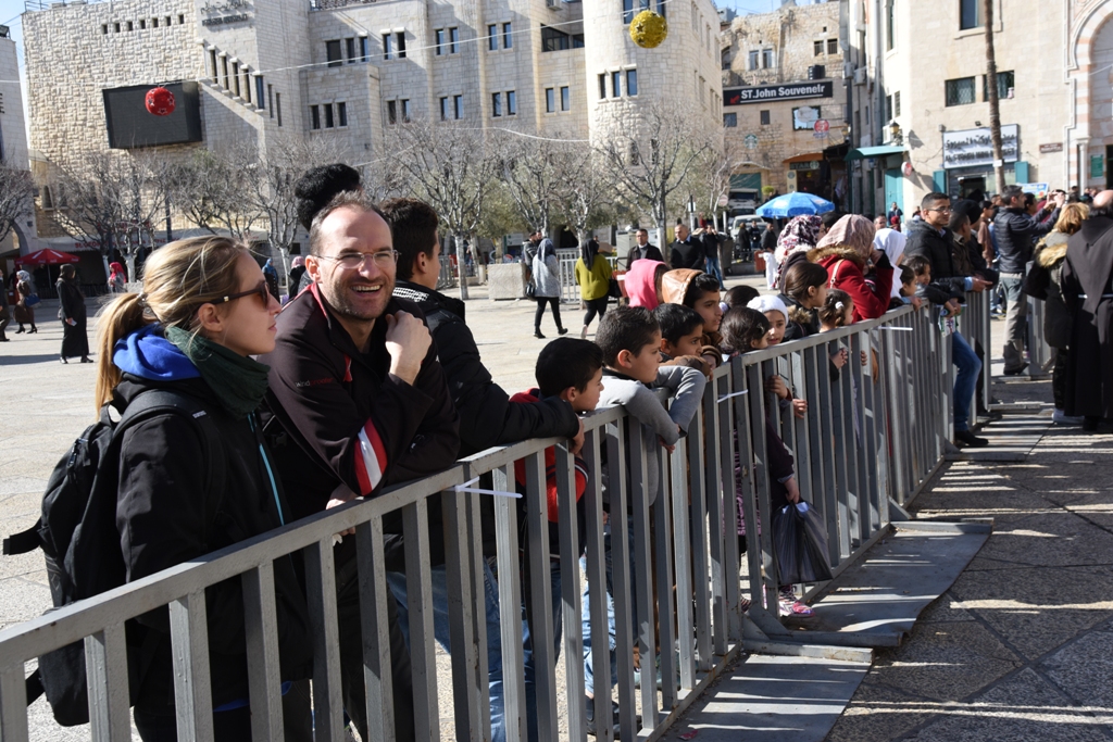رئيسة وأعضاء مجلس بلدية بيت لحم يشاركون في إستقبال حارس الأراضي المقدسة بمناسبة عيد الغطاس