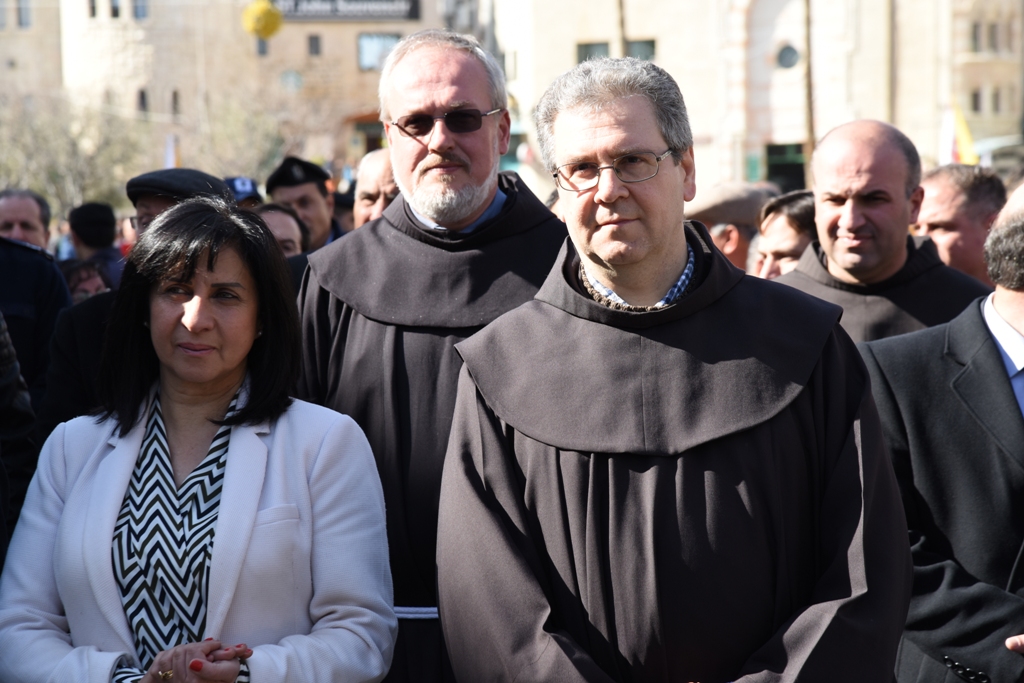 رئيسة وأعضاء مجلس بلدية بيت لحم يشاركون في إستقبال حارس الأراضي المقدسة بمناسبة عيد الغطاس