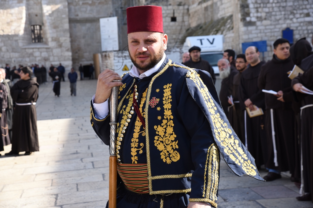 رئيسة وأعضاء مجلس بلدية بيت لحم يشاركون في إستقبال حارس الأراضي المقدسة بمناسبة عيد الغطاس