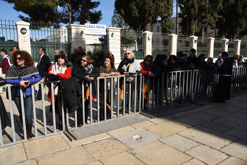 رئيسة وأعضاء مجلس بلدية بيت لحم يشاركون في إستقبال حارس الأراضي المقدسة بمناسبة عيد الغطاس