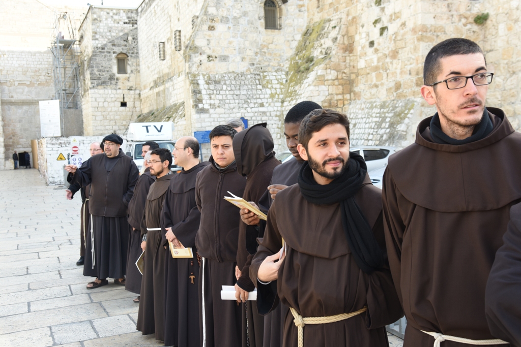 رئيسة وأعضاء مجلس بلدية بيت لحم يشاركون في إستقبال حارس الأراضي المقدسة بمناسبة عيد الغطاس