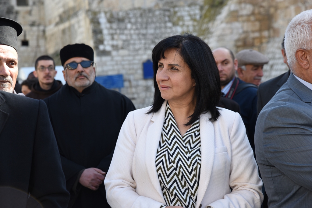 رئيسة وأعضاء مجلس بلدية بيت لحم يشاركون في إستقبال حارس الأراضي المقدسة بمناسبة عيد الغطاس