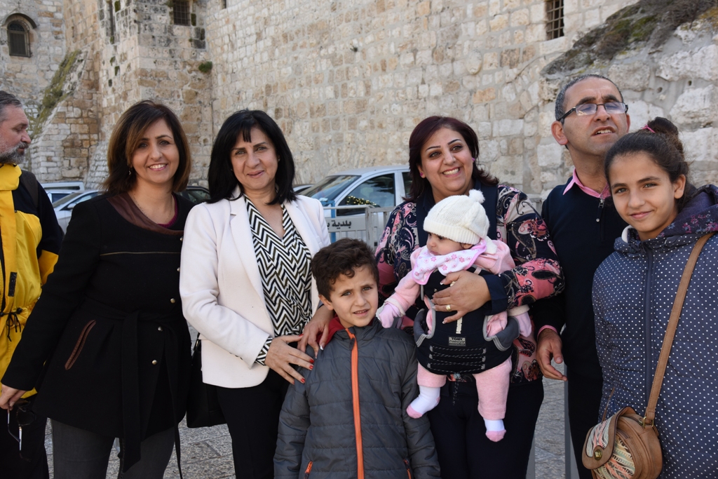 رئيسة وأعضاء مجلس بلدية بيت لحم يشاركون في إستقبال حارس الأراضي المقدسة بمناسبة عيد الغطاس