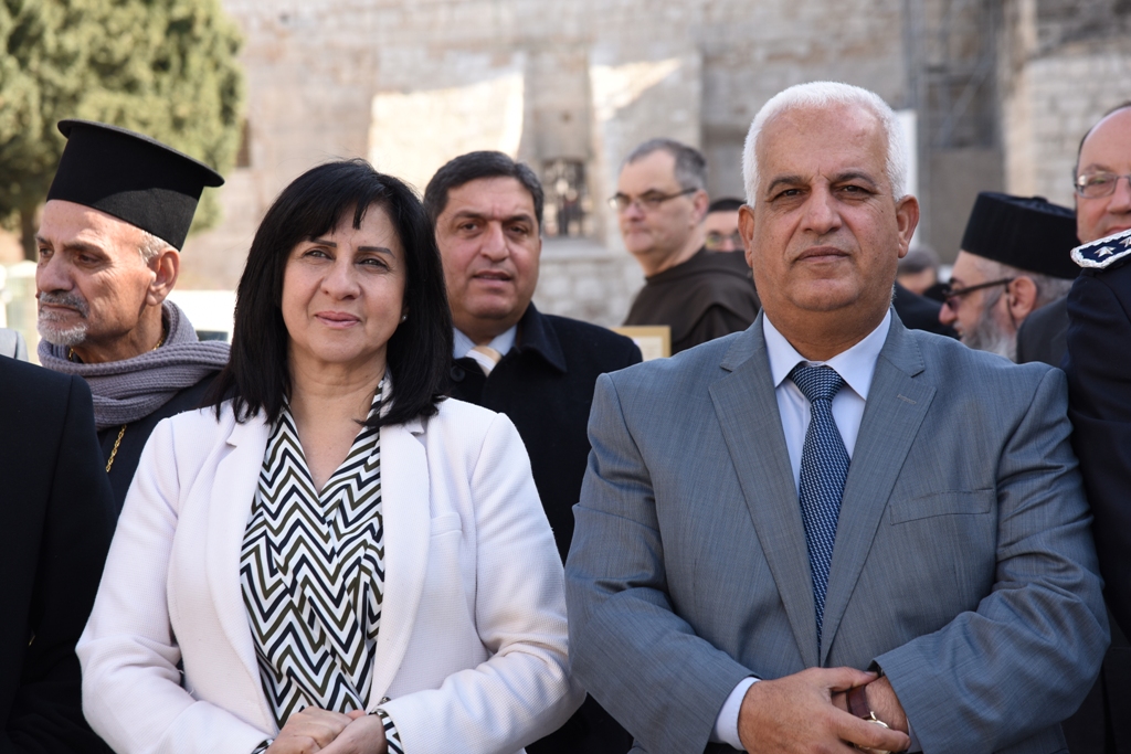 رئيسة وأعضاء مجلس بلدية بيت لحم يشاركون في إستقبال حارس الأراضي المقدسة بمناسبة عيد الغطاس