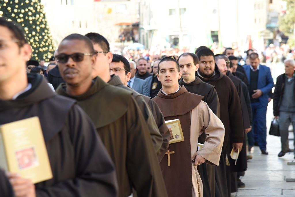 رئيسة وأعضاء مجلس بلدية بيت لحم يشاركون في إستقبال حارس الأراضي المقدسة بمناسبة عيد الغطاس