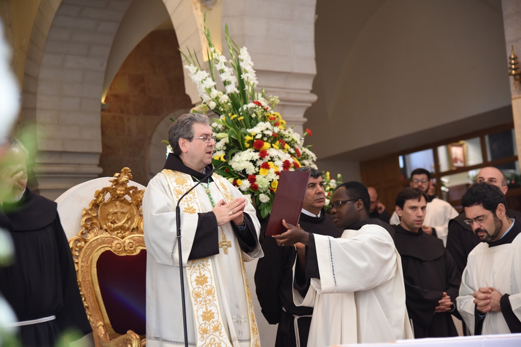 رئيسة وأعضاء مجلس بلدية بيت لحم يشاركون في إستقبال حارس الأراضي المقدسة بمناسبة عيد الغطاس