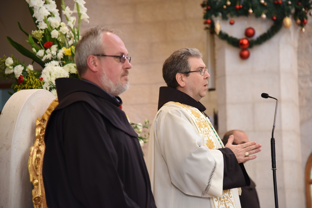 رئيسة وأعضاء مجلس بلدية بيت لحم يشاركون في إستقبال حارس الأراضي المقدسة بمناسبة عيد الغطاس