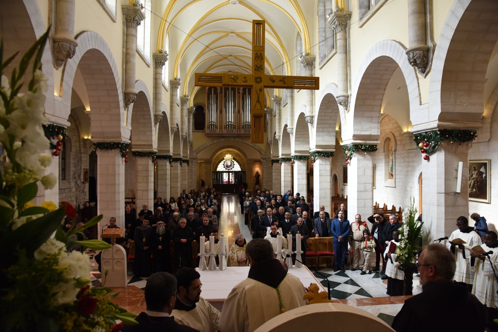 رئيسة وأعضاء مجلس بلدية بيت لحم يشاركون في إستقبال حارس الأراضي المقدسة بمناسبة عيد الغطاس