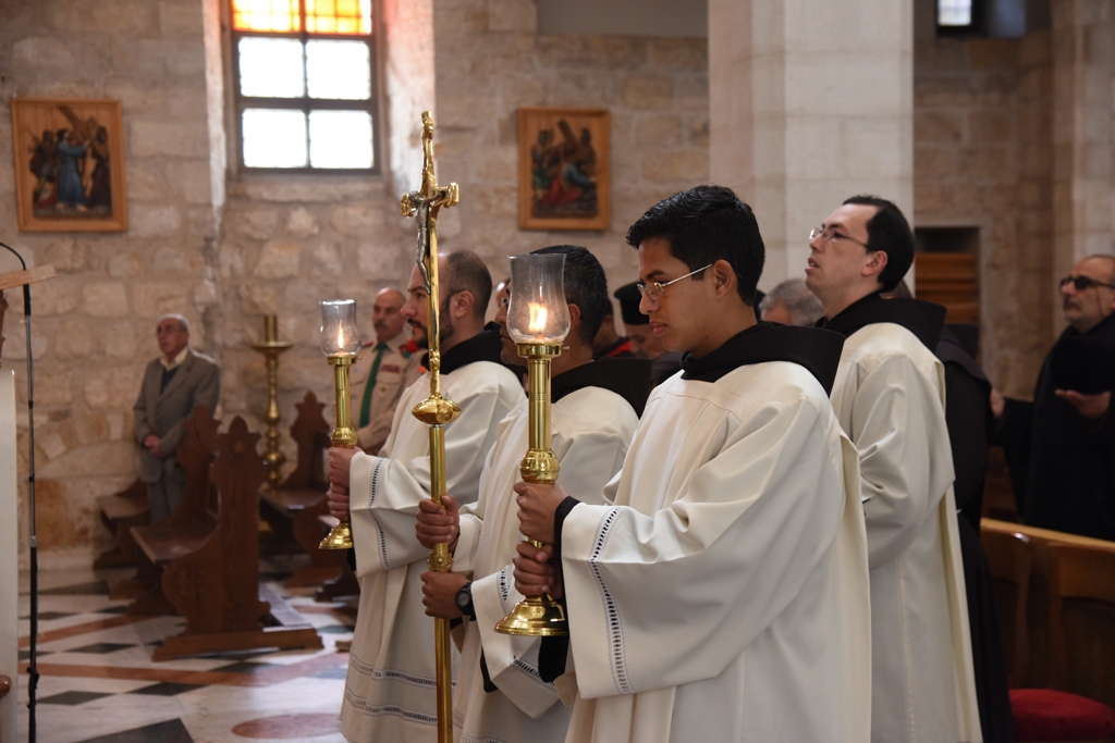 رئيسة وأعضاء مجلس بلدية بيت لحم يشاركون في إستقبال حارس الأراضي المقدسة بمناسبة عيد الغطاس