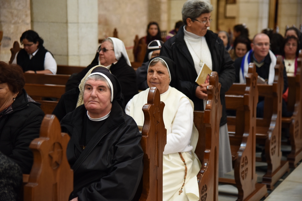 رئيسة وأعضاء مجلس بلدية بيت لحم يشاركون في إستقبال حارس الأراضي المقدسة بمناسبة عيد الغطاس