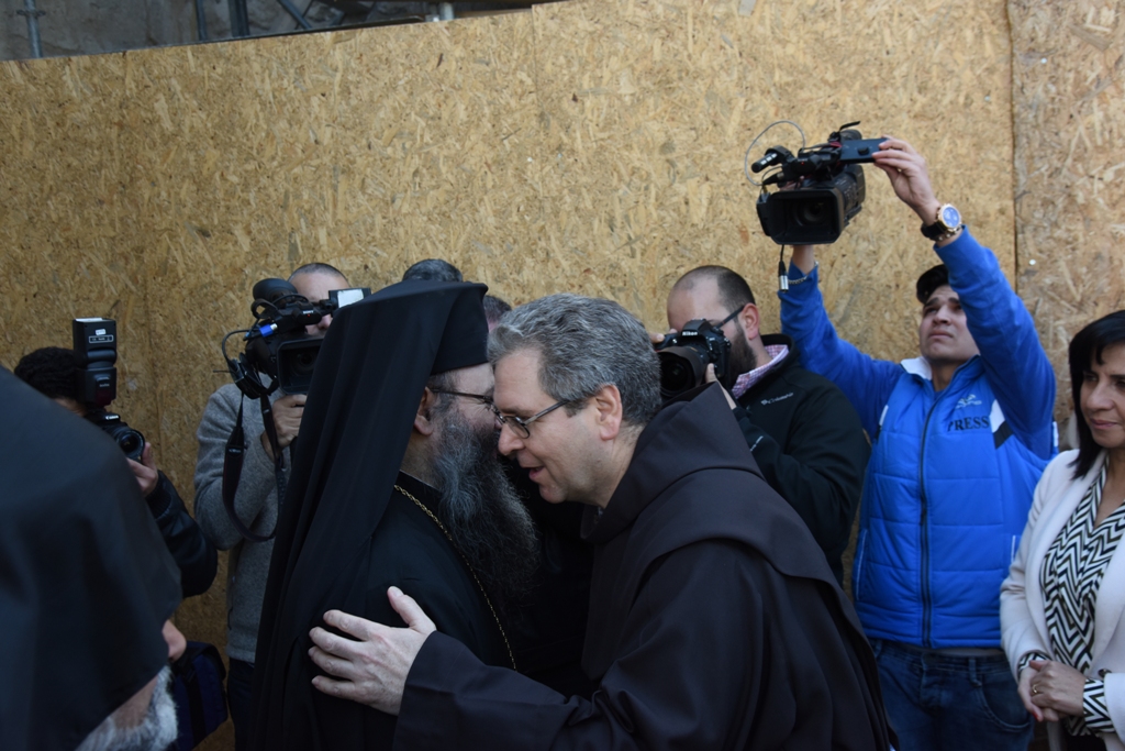 رئيسة وأعضاء مجلس بلدية بيت لحم يشاركون في إستقبال حارس الأراضي المقدسة بمناسبة عيد الغطاس