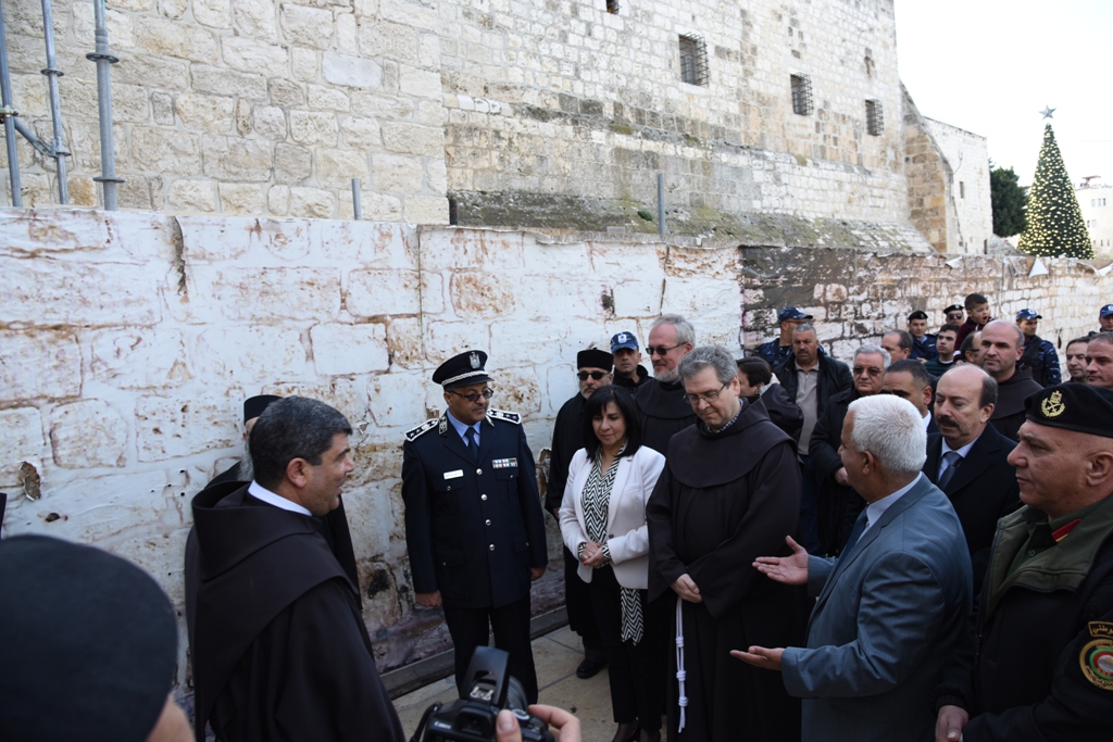رئيسة وأعضاء مجلس بلدية بيت لحم يشاركون في إستقبال حارس الأراضي المقدسة بمناسبة عيد الغطاس