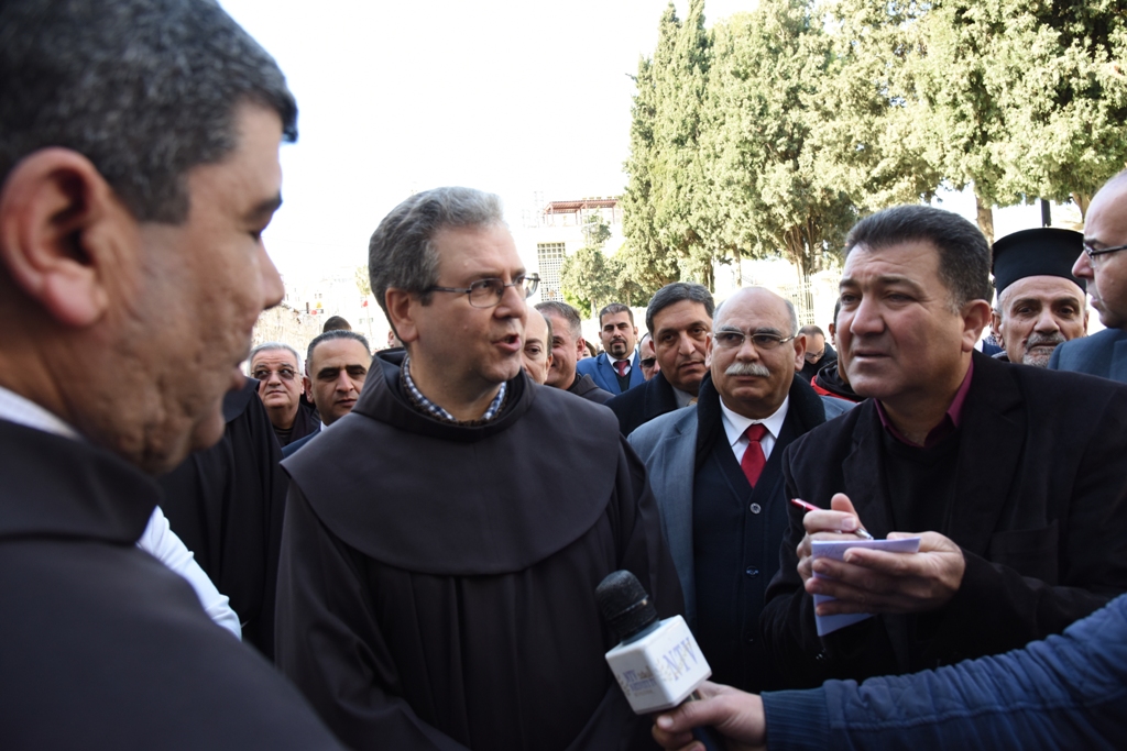 رئيسة وأعضاء مجلس بلدية بيت لحم يشاركون في إستقبال حارس الأراضي المقدسة بمناسبة عيد الغطاس