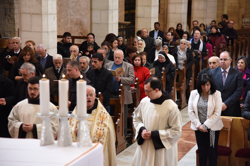رئيسة وأعضاء مجلس بلدية بيت لحم يشاركون في إستقبال حارس الأراضي المقدسة بمناسبة عيد الغطاس
