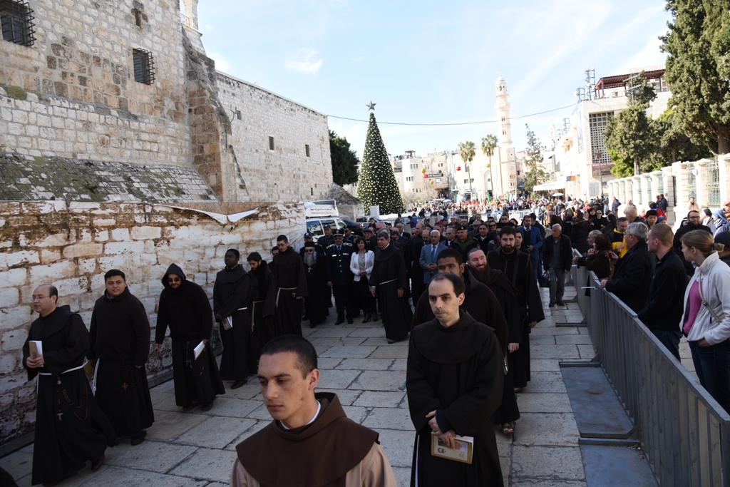 رئيسة وأعضاء مجلس بلدية بيت لحم يشاركون في إستقبال حارس الأراضي المقدسة بمناسبة عيد الغطاس