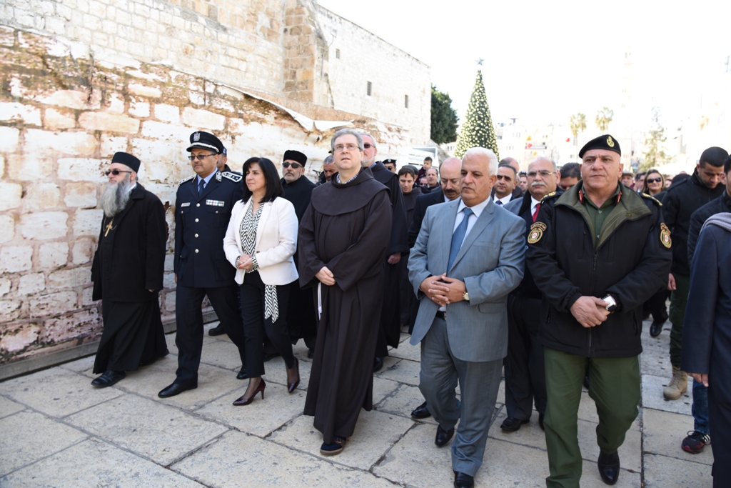 رئيسة وأعضاء مجلس بلدية بيت لحم يشاركون في إستقبال حارس الأراضي المقدسة بمناسبة عيد الغطاس