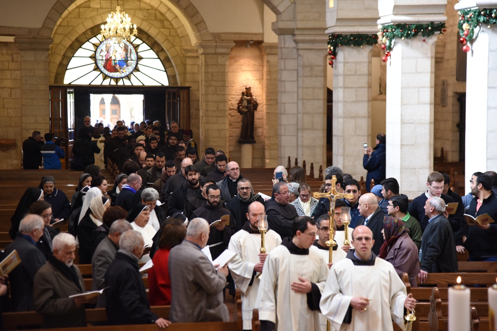 رئيسة وأعضاء مجلس بلدية بيت لحم يشاركون في إستقبال حارس الأراضي المقدسة بمناسبة عيد الغطاس