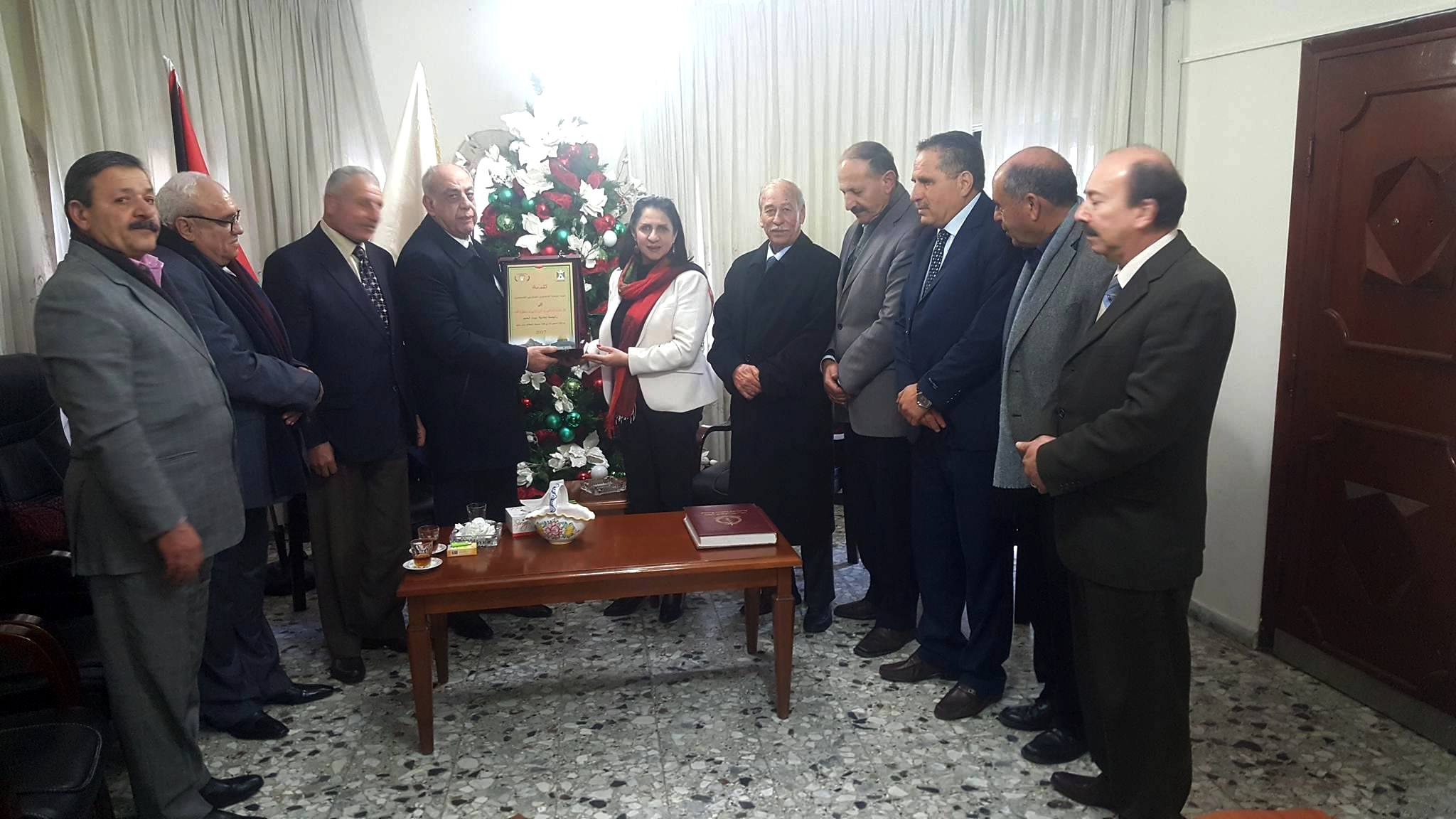 الهئية الوطنية للمتقاعدين العسكريين الفلسطينيين تقدم درعا تكريميا لرئيسة بلدية بيت لحم
