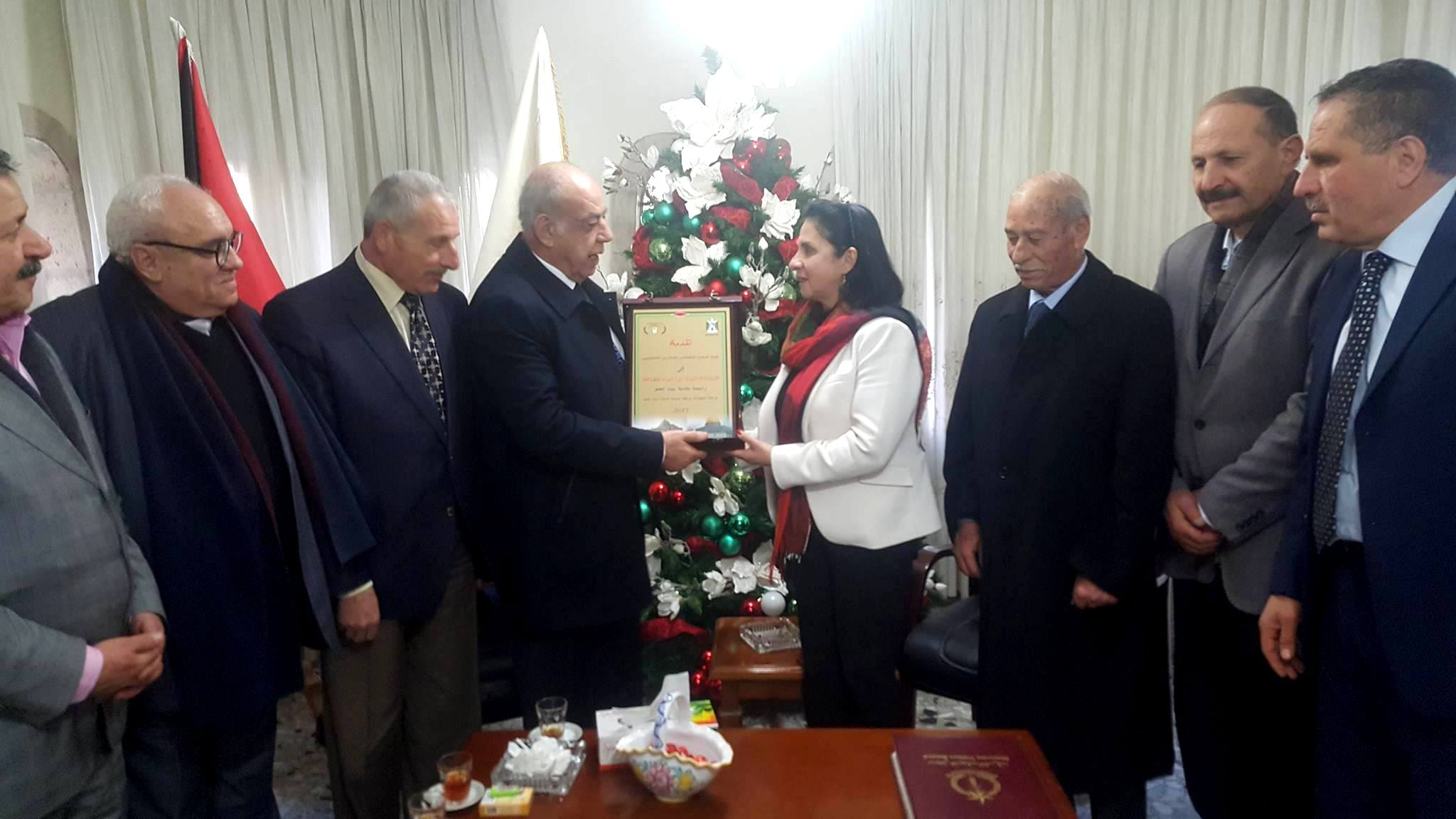 الهئية الوطنية للمتقاعدين العسكريين الفلسطينيين تقدم درعا تكريميا لرئيسة بلدية بيت لحم