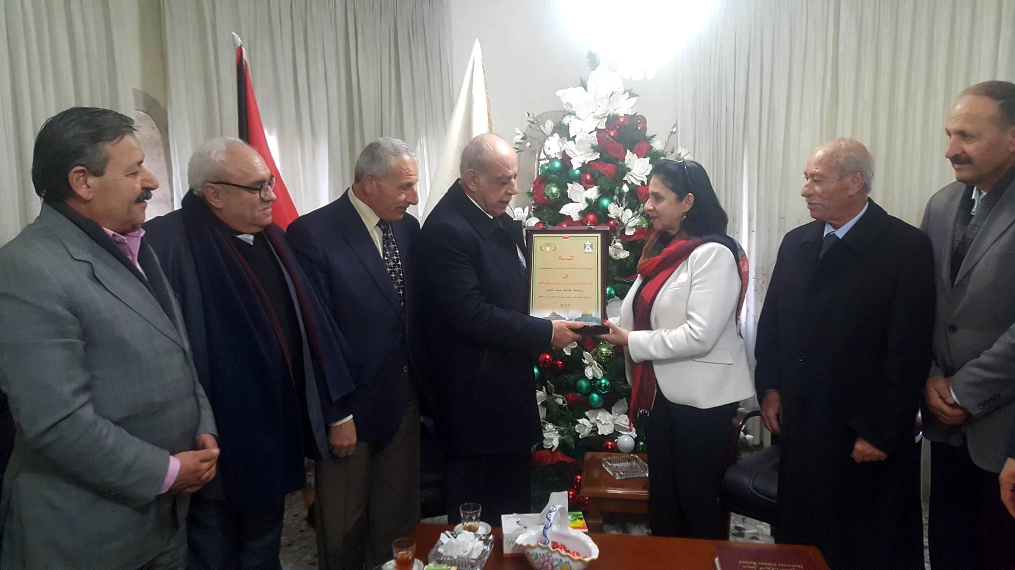 الهئية الوطنية للمتقاعدين العسكريين الفلسطينيين تقدم درعا تكريميا لرئيسة بلدية بيت لحم