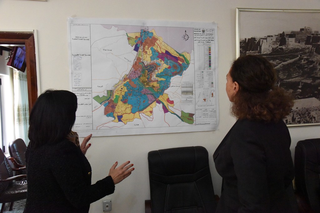 رئيسة بلدية بيت لحم تستقبل القنصل الإيطالي العام وممثلة الوكالة الإيطالية للتعاون الإنمائي وتقدم لهم مقترحات لمشاريع جديدة 