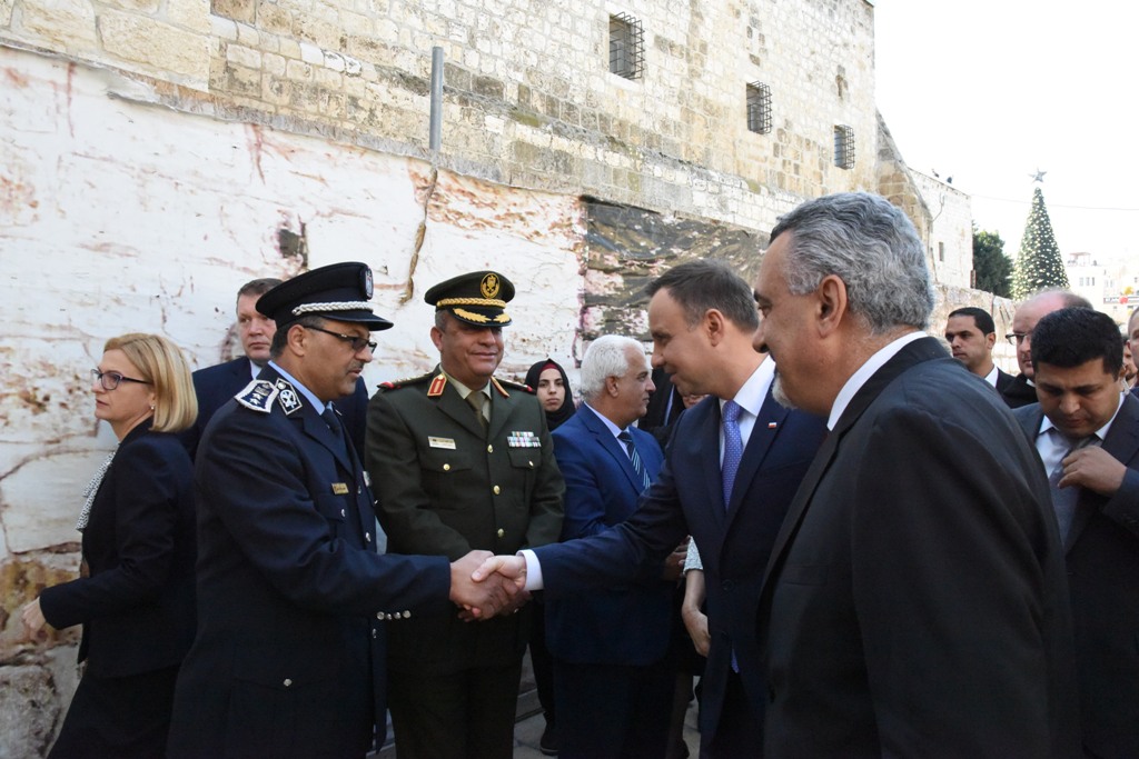 رئيسة بلدية بيت لحم تشارك في استقبال رئيس بولندا اندري دودا وترافقه في جولته 